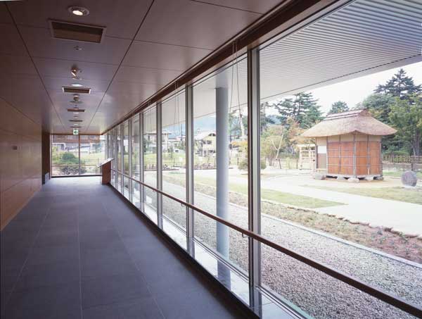 展望室から庭を望む